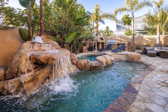 112 La Veta Ave, Encinitas, CA 92024 - view of pool featuring an in ground hot tub, a patio area, and fence