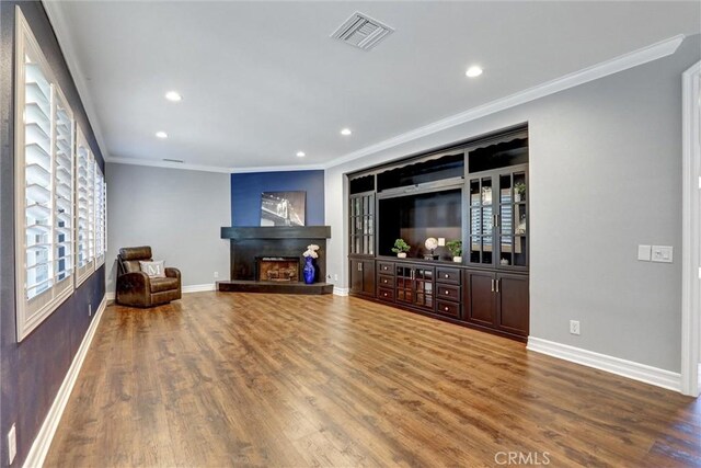 1610 Via Roma Cir, Corona, CA 92881 - living area with baseboards, visible vents, recessed lighting, wood finished floors, and ornamental molding