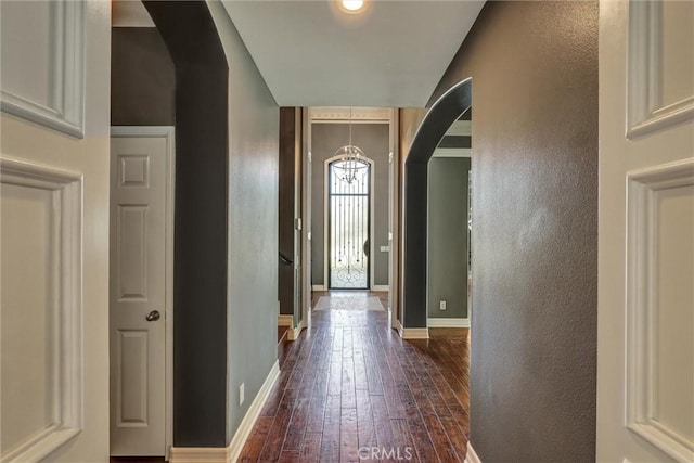 1610 Via Roma Cir, Corona, CA 92881 - foyer featuring arched walkways, dark wood-style floors, and a chandelier