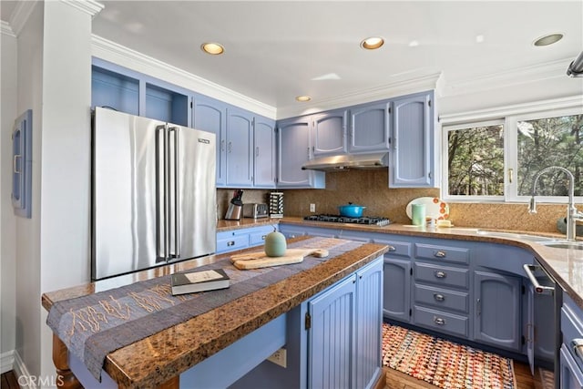28019 N Shore Rd, Lake Arrowhead, CA 92352 - kitchen featuring stainless steel appliances, under cabinet range hood, blue cabinets, tasteful backsplash, and crown molding