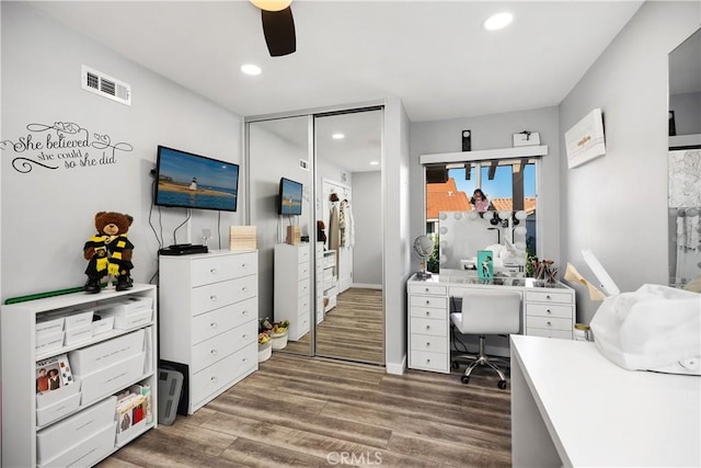 office area featuring a ceiling fan, wood finished floors, visible vents, and recessed lighting