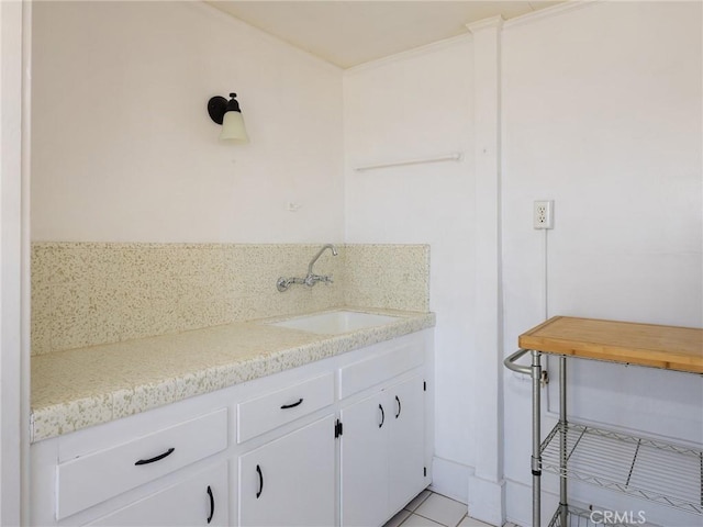 bathroom featuring a sink