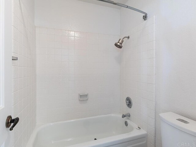 1714 Woodlark Ln, Fallbrook, CA 92028 - full bath featuring toilet and bathing tub / shower combination