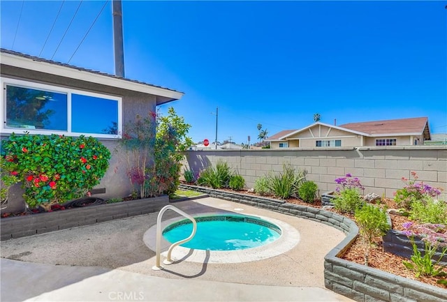 5039 W 135th St, Hawthorne, CA 90250 - view of pool with an in-ground hot tub