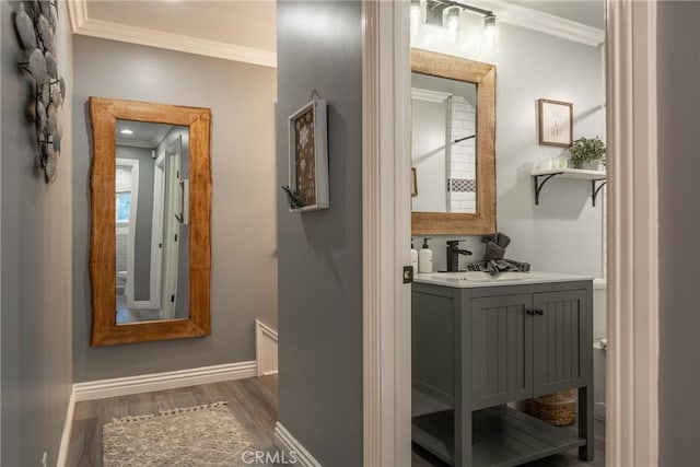 41496 Comstock Ln, Big Bear Lake, CA 92315 - bathroom with baseboards, vanity, wood finished floors, and crown molding