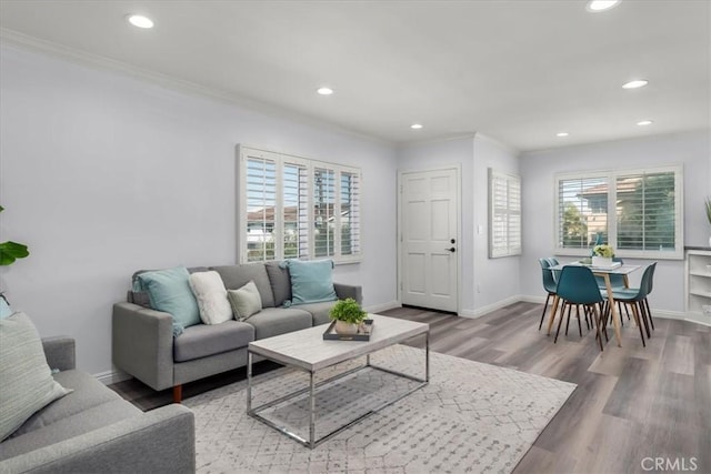 living room with baseboards, wood finished floors, recessed lighting, and crown molding