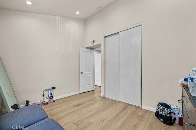 living area featuring baseboards, recessed lighting, wood finished floors, and visible vents