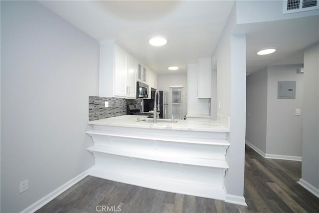 kitchen with white cabinetry, tasteful backsplash, visible vents, and stainless steel appliances