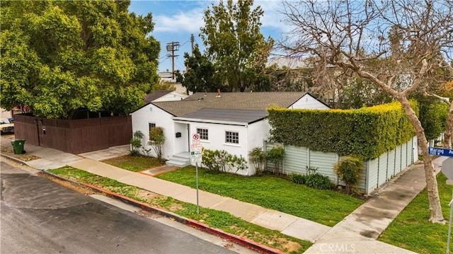 7116 Waring Ave, Los Angeles, CA 90046 - view of front facade with a front yard and fence