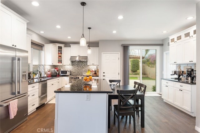 2845 Keystone Cir, Corona, CA 92882 - kitchen featuring stainless steel appliances, dark countertops, under cabinet range hood, a sink, and recessed lighting