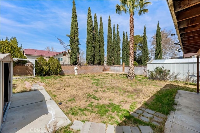 42851 Lemonwood Dr, Lancaster, CA 93536 - fenced backyard with a patio
