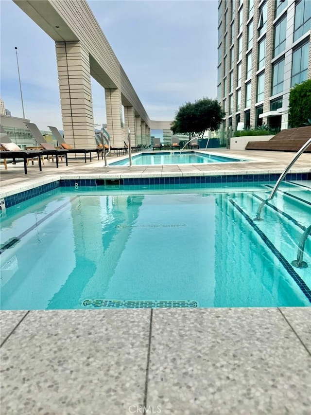 400 S Broadway Unit 1011, Los Angeles, CA 90013 - community pool with a patio