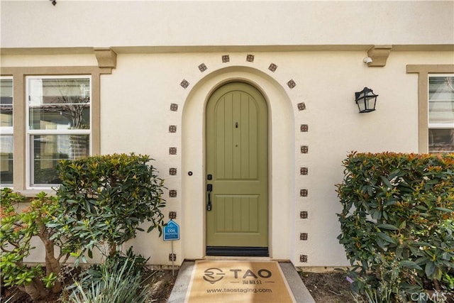 property entrance featuring stucco siding