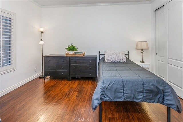 2304 Archwood Ln Unit 98, Simi Valley, CA 93063 - bedroom with crown molding, wood finished floors, baseboards, and a closet