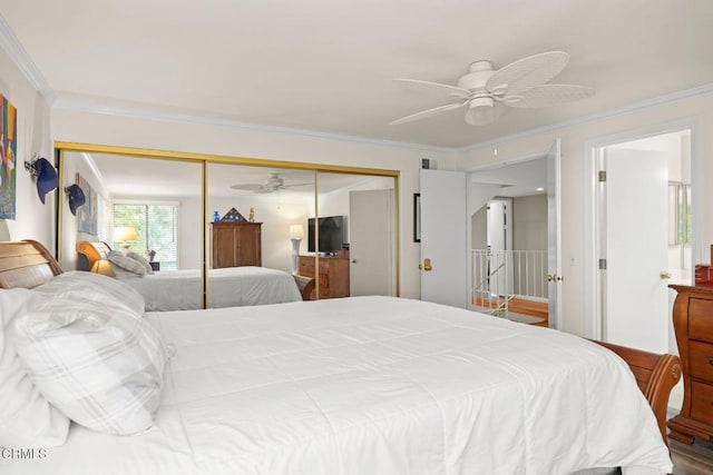 bedroom featuring a closet, crown molding, and a ceiling fan