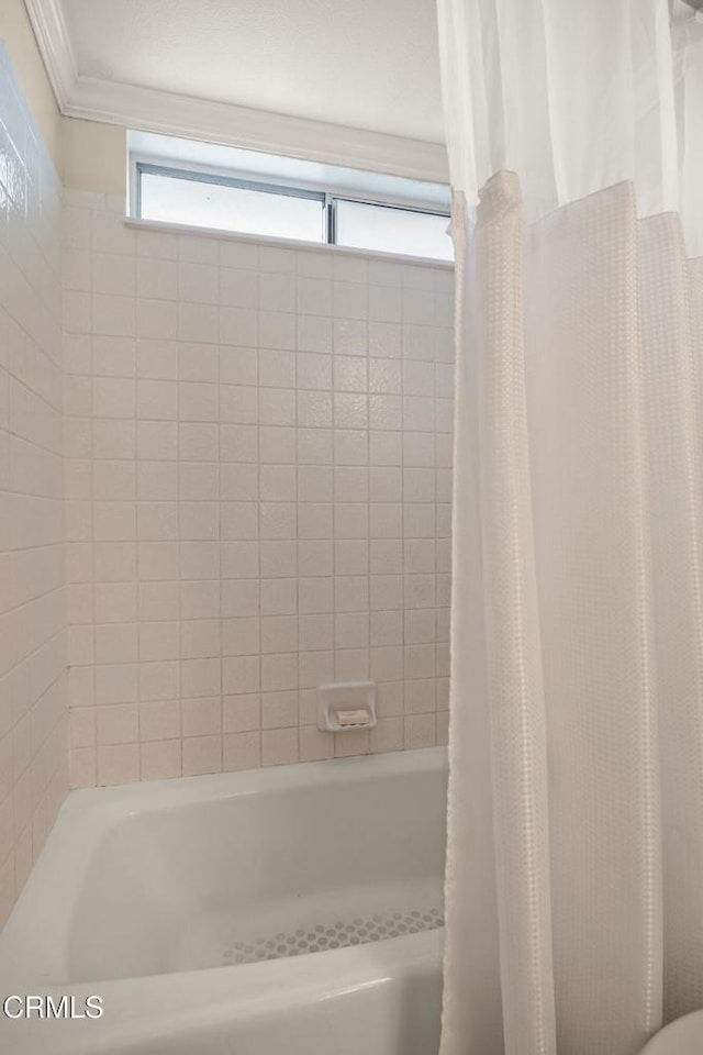 full bath with shower / bath combo with shower curtain and ornamental molding