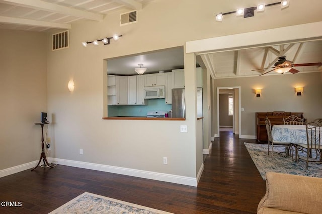 kitchen featuring visible vents, white appliances, baseboards, and a ceiling fan