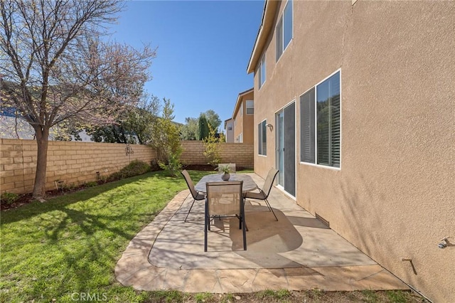 view of patio featuring a fenced backyard