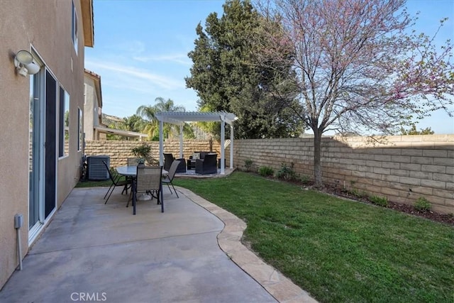 view of yard featuring a patio area, a fenced backyard, and a pergola