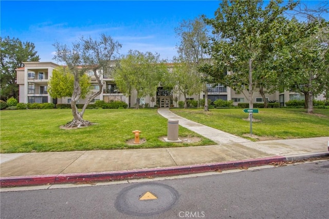 townhome / multi-family property featuring a front yard