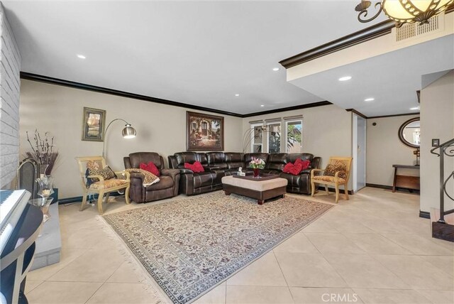 living area featuring visible vents, crown molding, light tile patterned floors, baseboards, and recessed lighting