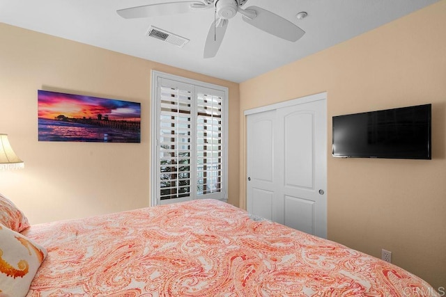 bedroom featuring visible vents, a ceiling fan, and a closet