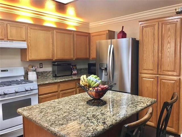 8982 Dahlia Dr, Corona, CA 92883 - kitchen featuring stainless steel fridge with ice dispenser, white gas range, a kitchen breakfast bar, ornamental molding, and under cabinet range hood