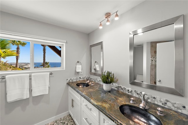 15 Vista De Catalina N, Laguna Beach, CA 92651 - bathroom with baseboards, double vanity, and toilet