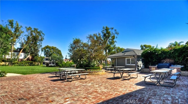 15 Vista De Catalina N, Laguna Beach, CA 92651 - view of home's community featuring a lawn and a patio