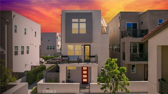 view of front facade featuring stucco siding and a fenced front yard