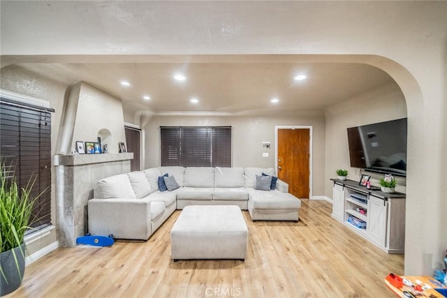 541 Elm Ave, Inglewood, CA 90301 - living room featuring recessed lighting, arched walkways, light wood-type flooring, and baseboards