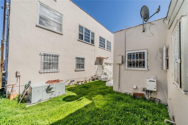 541 Elm Ave, Inglewood, CA 90301 - rear view of house featuring a lawn and stucco siding