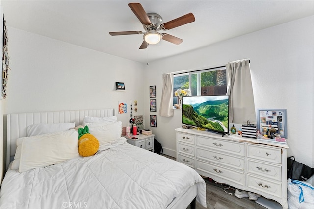 bedroom with dark wood-style floors and a ceiling fan