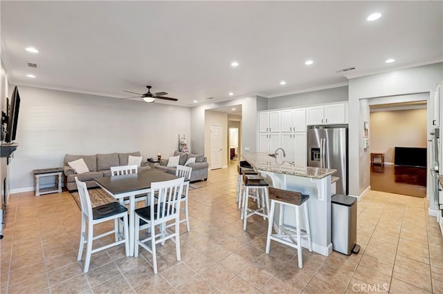 dining area with recessed lighting, light tile patterned floors, ornamental molding, visible vents, and a ceiling fan