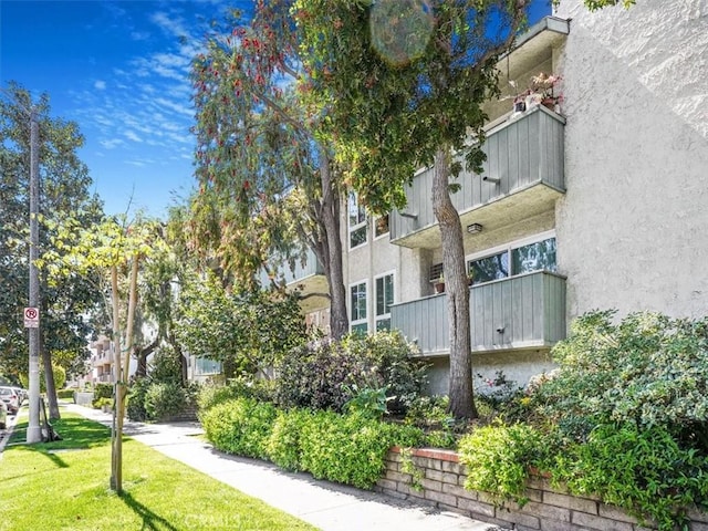 3649 Glendon Ave Unit 208, Los Angeles, CA 90034 - exterior space featuring a yard