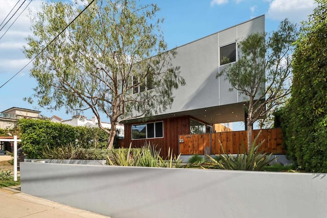 view of front facade with fence