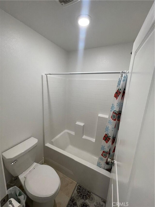 full bathroom with shower / bath combination with curtain and toilet