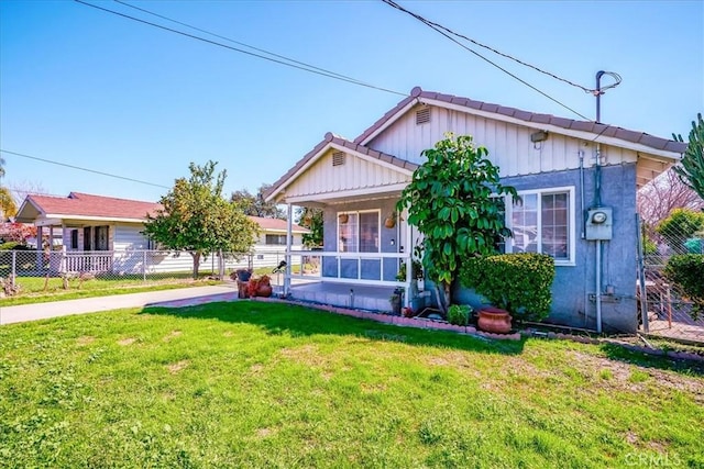201 E Olive St, San Bernardino, CA 92410 - bungalow-style house with board and batten siding, a front lawn, and fence