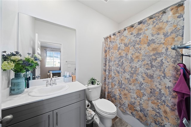 full bathroom featuring toilet, a shower with shower curtain, and vanity