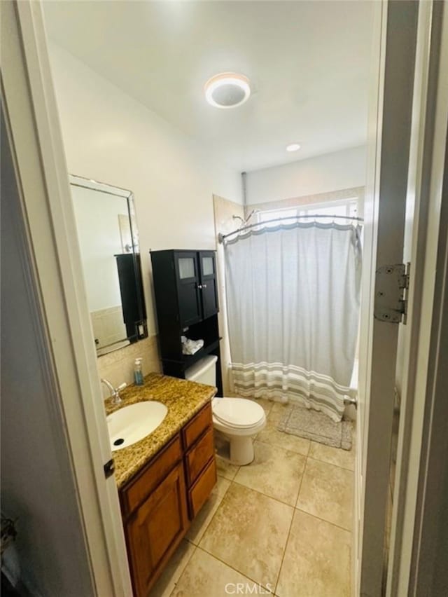 full bath with vanity, decorative backsplash, tile patterned flooring, toilet, and a shower with curtain