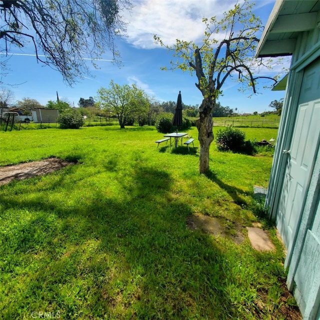 view of yard featuring a rural view
