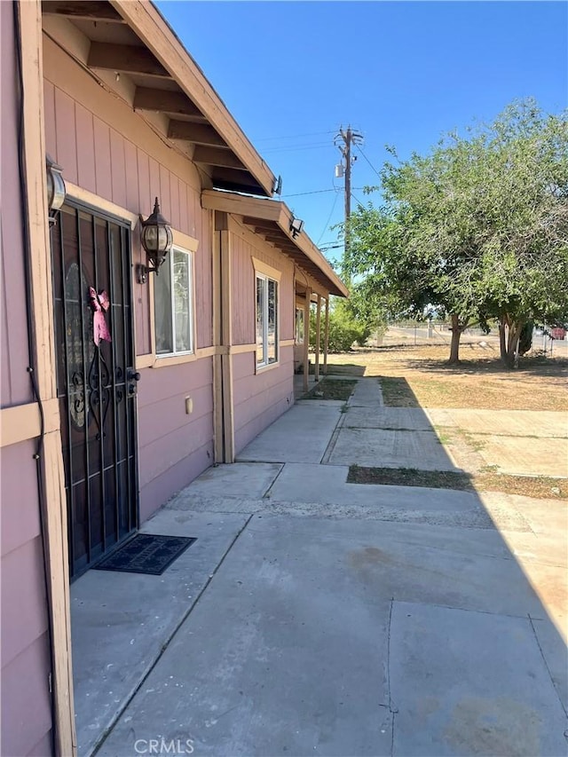 10715 3rd Ave, Hesperia, CA 92345 - view of patio / terrace