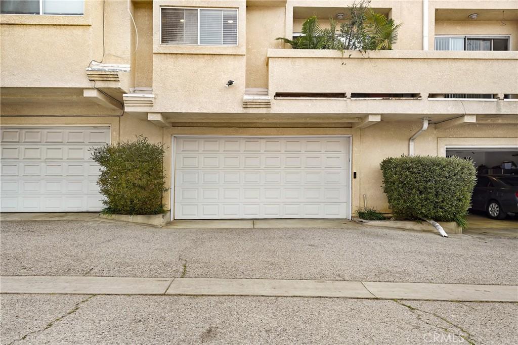 13580 Foothill Blvd Unit 6, Sylmar, CA 91342 - view of garage