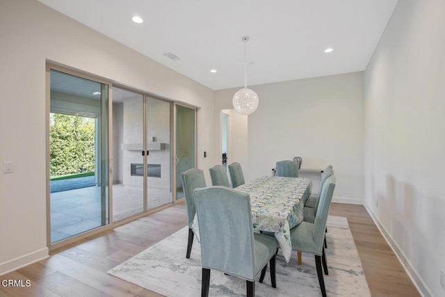 dining room with recessed lighting, an inviting chandelier, visible vents, light wood-style floors, and baseboards