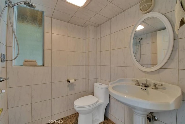 1631 Salem St, Chico, CA 95928 - bathroom featuring tile walls and a tile shower