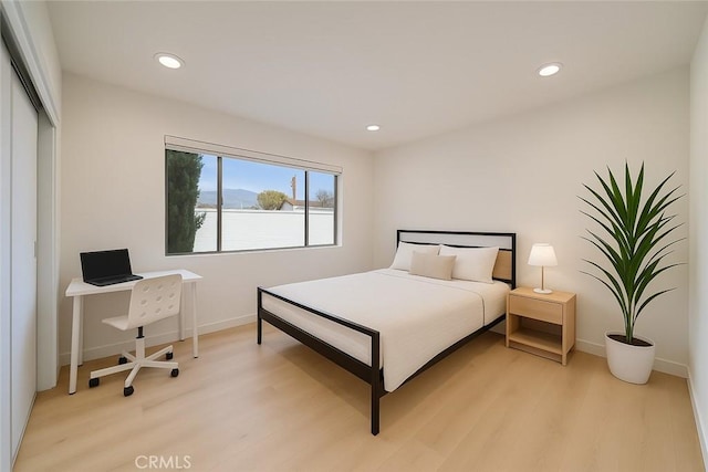 bedroom featuring light wood-style flooring, baseboards, and recessed lighting