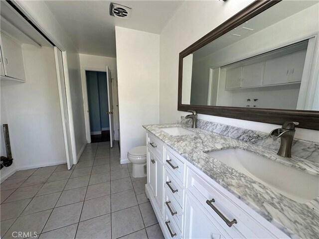 878 E Holly St, Rialto, CA 92376 - full bath with double vanity and tile patterned floors