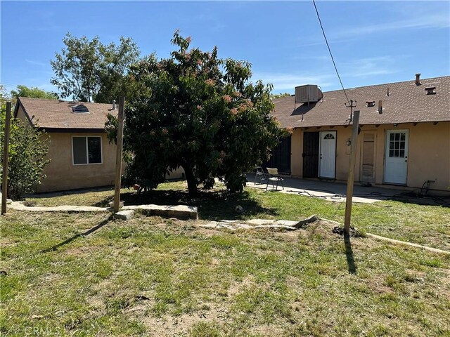878 E Holly St, Rialto, CA 92376 - view of grassy yard featuring a patio area