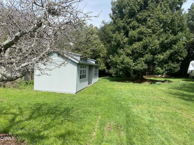 view of yard featuring an outbuilding