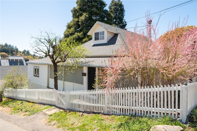 2007 3rd St, Julian, CA 92036 - view of front facade featuring a shingled roof and a fenced front yard